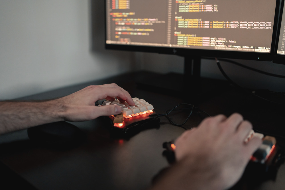 home_typing_side